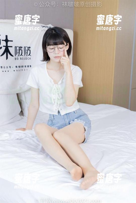 BoBoSocks袜啵啵-奶油 BoBoSocks袜啵啵 - 脚下的较量在奶油的图库中,分享棉袜和丝袜间的轻松撞击!