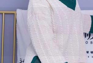 BoBoSocks袜啵啵 – 稚予の最新写真：白色指甲油和裸足的奇妙碰撞，喀嚓喀嚓更新中