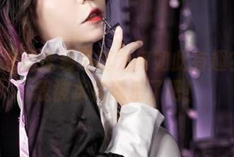 Leah梓未的泳装写真为何如此有趣？可能是我被水花逗乐了吧！