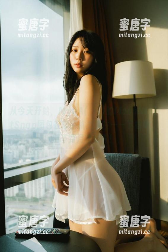 从今天开始，MyuA(뮤아)的MoonNightSnap图包在你手机里冻住——下载吧，别等到月亮变弯！