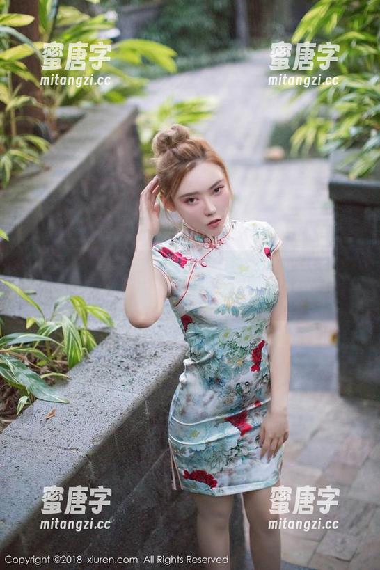 Xiuren秀人网-李可儿 Xiuren秀人网 - 当李可儿遇上奶牛作品:一场牧场的风趣对话
