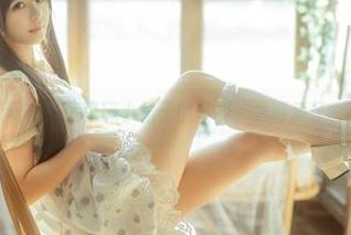 看！rua阮阮在花房里玩小裙子的写真，太可爱了，不想离开！