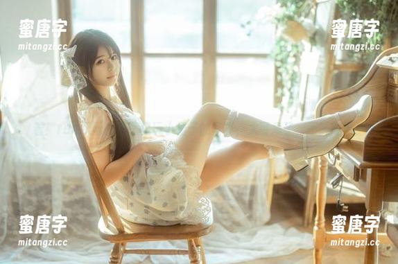 rua阮阮 看!rua阮阮在花房里玩小裙子的写真,太可爱了,不想离开!