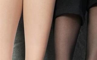 丽柜 – 怡萱的白色写真，与纯洁无辜的背景形成强烈反差！