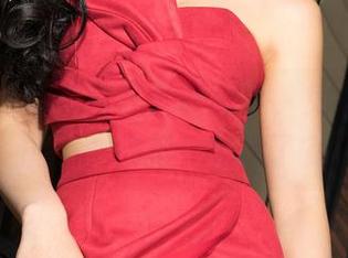 克拉女神 – 佳莹在圣诞树下，免费的写真能不能先把礼物拆了？