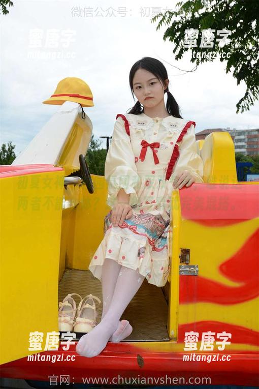 初夏女神 - 校园氛围和双双气质，谁说这两者不能合体？这一组写真就完美混搭。