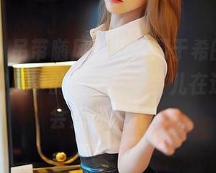嗲囡囡 – 吊带随风而舞，周于希的高清原图就像微风中的呢喃，一会儿在这儿，一会儿在那儿。