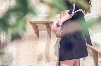 头条女神 – 原图里的易阳和她的红裙：宛如一幅随时会动的画！