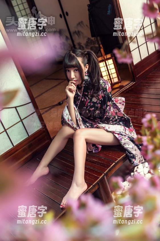 头条女神-易阳 头条女神 - 易阳,你就不能再萌一点吗?足球宝贝的特质呼之欲出