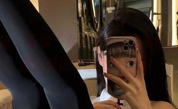 微密圈 – 看到“女刺客”这组美图，粉红露白底袜都想我买几双！