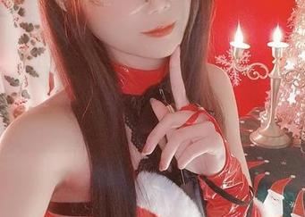 嫣嫣子在美图精选里，她的肉丝好像在轻声细语。