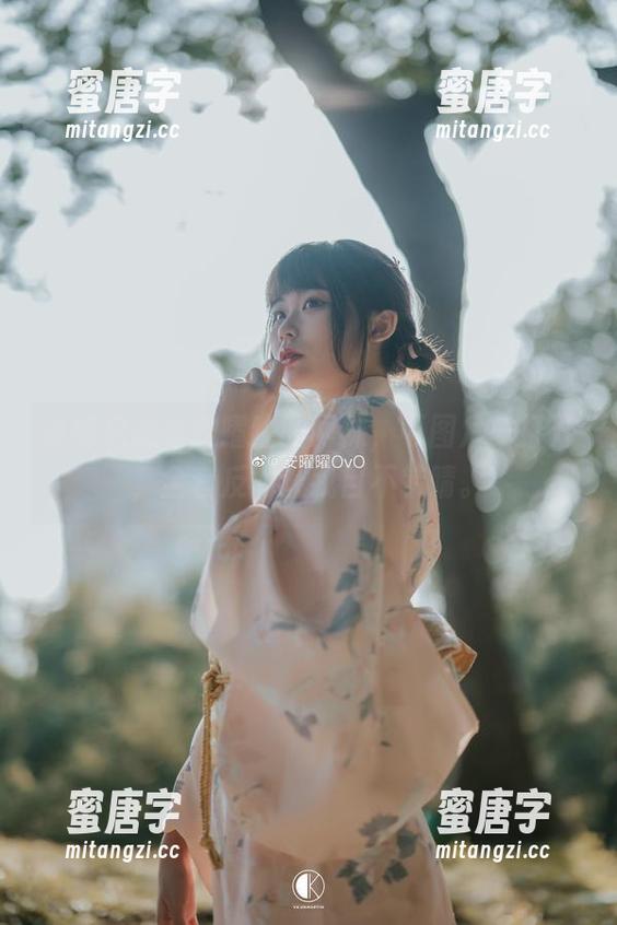 安曜曜 说好只是看安曜曜的网袜,可图片一打开,全套反而让我目不转睛。