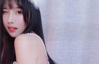 图库里的诱惑：小小奶瓶儿穿上纯欲吊带，一秒入戏。