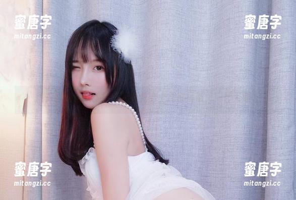 小小奶瓶儿 图库里的诱惑:小小奶瓶儿穿上纯欲吊带,一秒入戏。