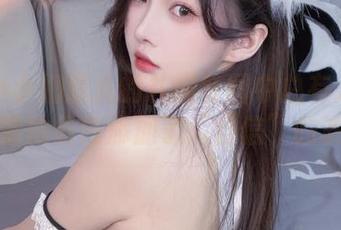为啥小小奶瓶儿的礼服套图中总有人惊叹？我猜她偷偷添加了“自信”的滤镜！