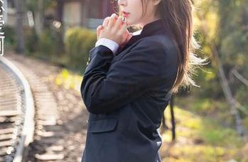 尤蜜荟 – 夏日的Emily尹菲写真集更新，你说啥，我只想默默欣赏她的每一个轮廓。