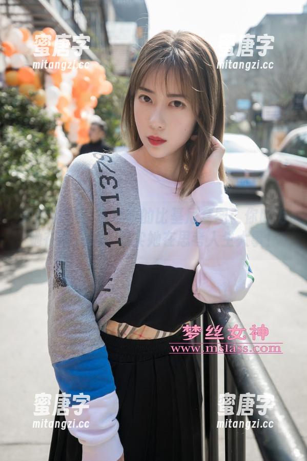 梦丝女神-王娇娇 梦丝女神 - 王娇娇的比基尼套图:你以为她在晒太阳,其实她在思考人生大事!