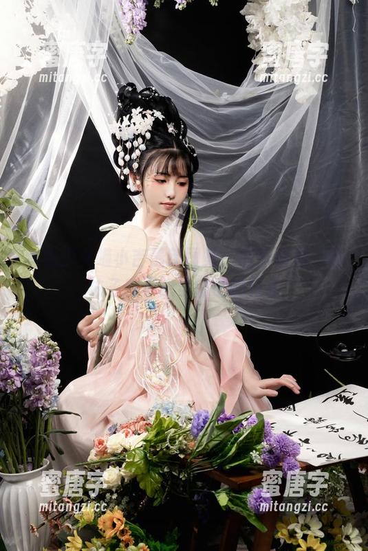 爆机少女喵小吉 爆机少女喵小吉最新图集:居家时光,连袜子都不想穿的懒散日常