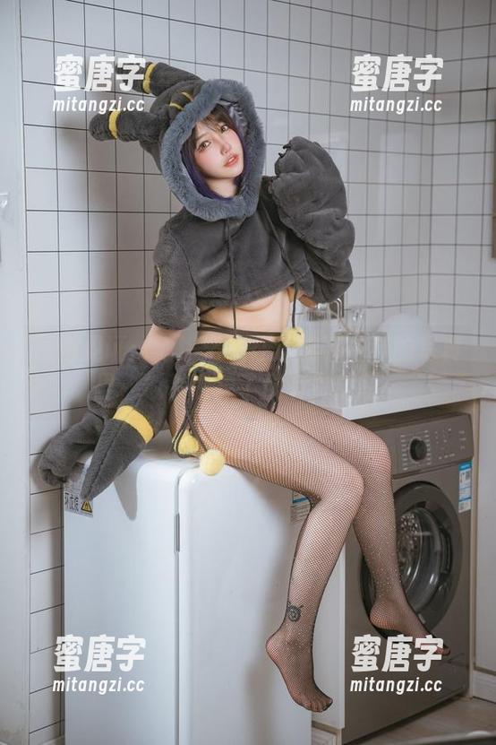 狐洛洛子 原图见证:狐洛洛子在这慵懒白猫的写真里,似乎丢掉了所有责任感。