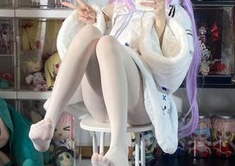 最新写真：白栎Shirly展现她的美足，貌似从未想过这也能成为一种绝技？