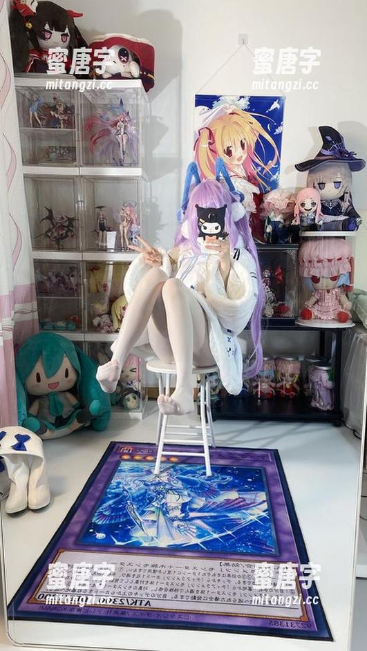 白栎Shirly 最新写真:白栎Shirly展现她的美足,貌似从未想过这也能成为一种绝技?