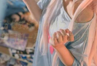 平安夜分体式泳衣中的神沢永莉：精选细节眼前一亮，话说这角度…
