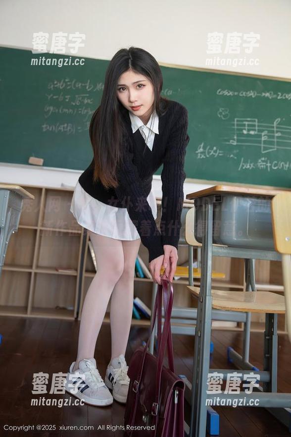 秀人网 - 嘘，女仆来啦！MODEL伊若的新作品集里面藏着点什么得留意。