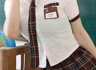 秀人网 – 大琪琪Emily居家新图包：她在家里宅着，连窗帘都在凹造型呢！