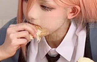 腥味猫罐在海边散步，定制图集里的每一帧都是惬意的咔嚓声。