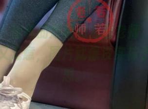 微密圈 – 边缘的短裤和若若老师，原图中的意外又无意，图片就像没穿袜子的小心思。