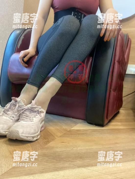若若老师 微密圈 - 边缘的短裤和若若老师,原图中的意外又无意,图片就像没穿袜子的小心思。