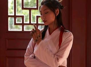 蜜桃社 – 伊琳的内衣合集-可能我需要在镜前多花点时间，只为一个迷人的姿态