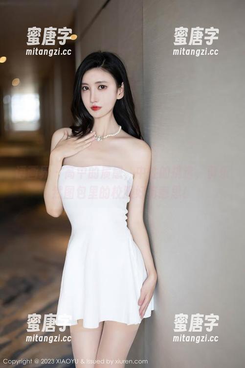 语画界-黄乐然 语画界 - 高中的质感,中性的挑选,黄乐然图包里的校服好有意思!