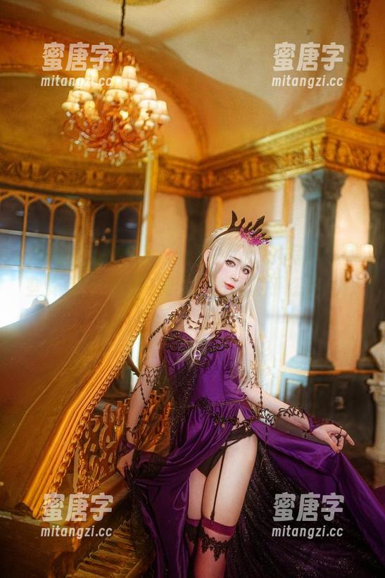 阮邑Fairy 大凤礼服加持下,阮邑Fairy的写真透着些许昙花一现的美丽,时间似乎在这儿停了下来。