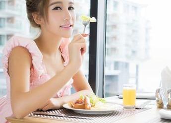 青豆客 – 拍了个虚无缥缈的粉色套图，倪诗茵的情绪好像在指尖