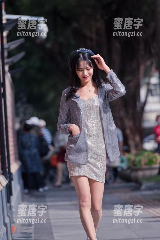 魔镜街拍-婷婷 魔镜街拍 - 婷婷的原图:当寒风遇上肉丝,圣诞装也不怕冷!